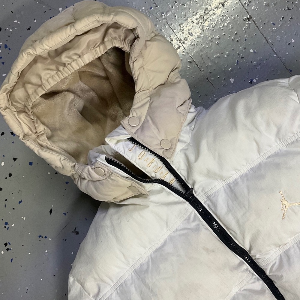 Jordan Boys White Hooded Puffer Jacket Fleece Lined Jumpman Coat Small 8-10Y - Picture 2 of 9